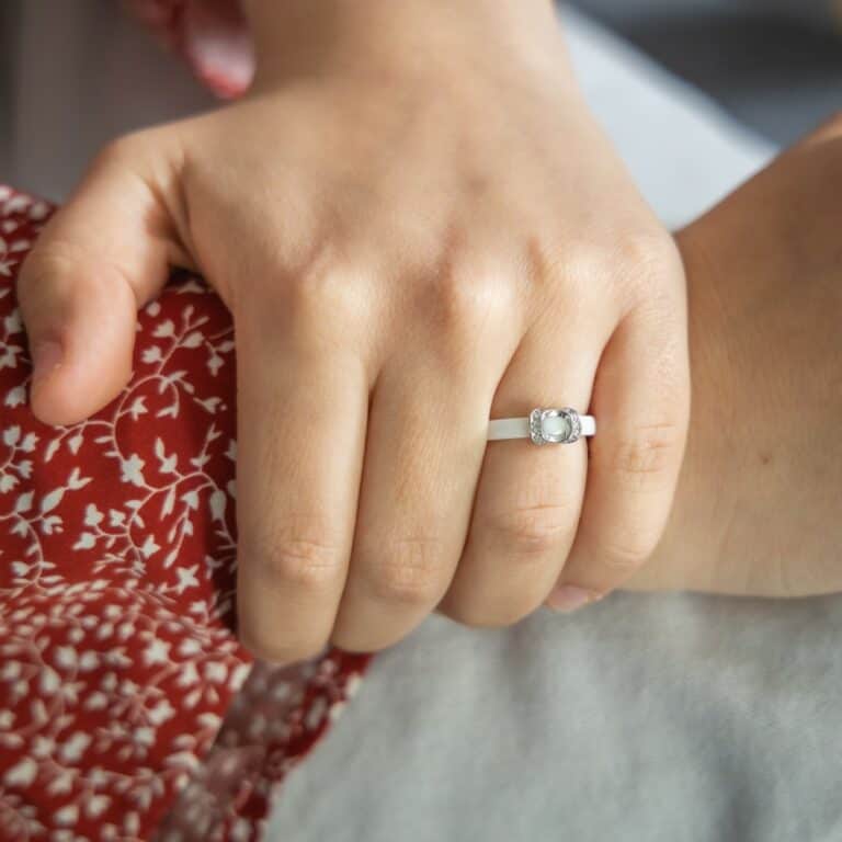 Coffret Bague Femme Céramique Ornée de Zirconium