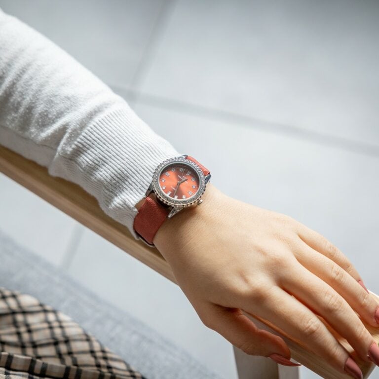 Très Belle Montre Femme Rouge GIORGIO