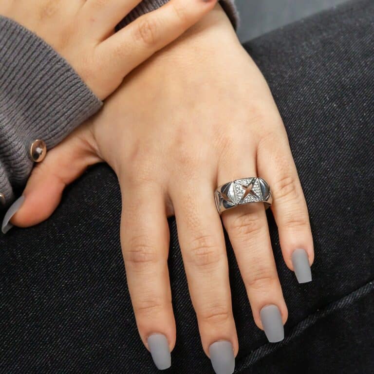 Votre Bague Femme en Acier Ornée Zirconium