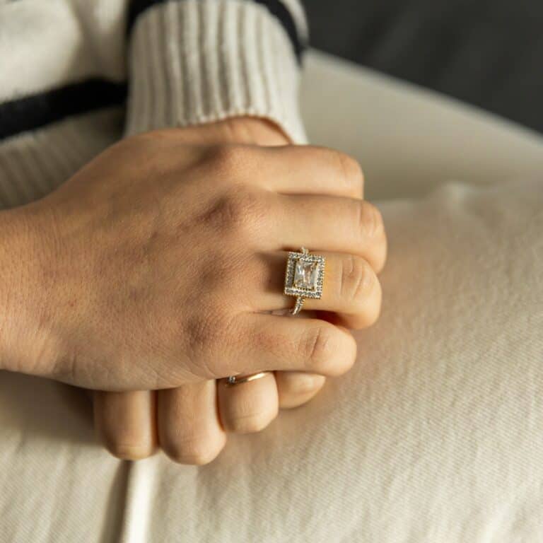 Votre Bague pour Femme en Acier Doré Ornée Zirconium