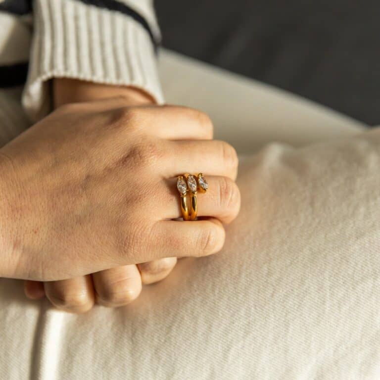 Jolie Bague Femme Acier Couleur Doré Ornée Zirconium