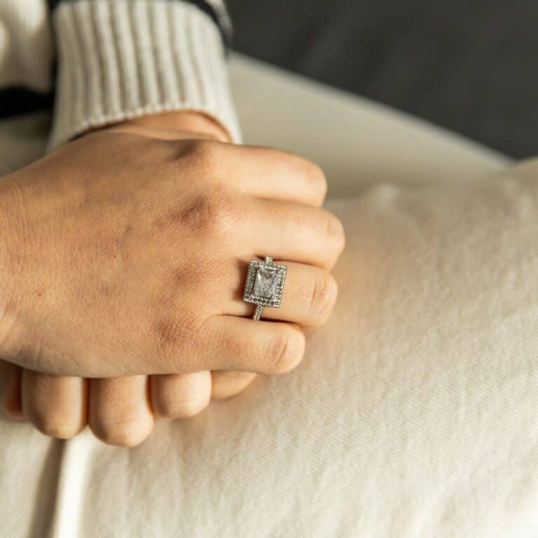 Bague Femme Acier Ornée avec Zirconium