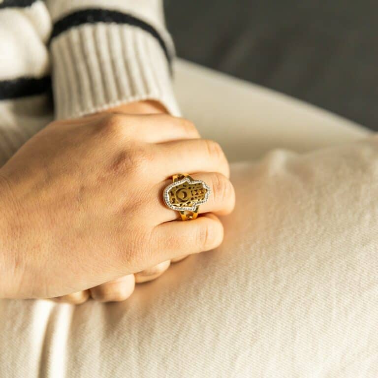 Bague pour Femme Acier Doré Main de Fatma Ornée Zirconium