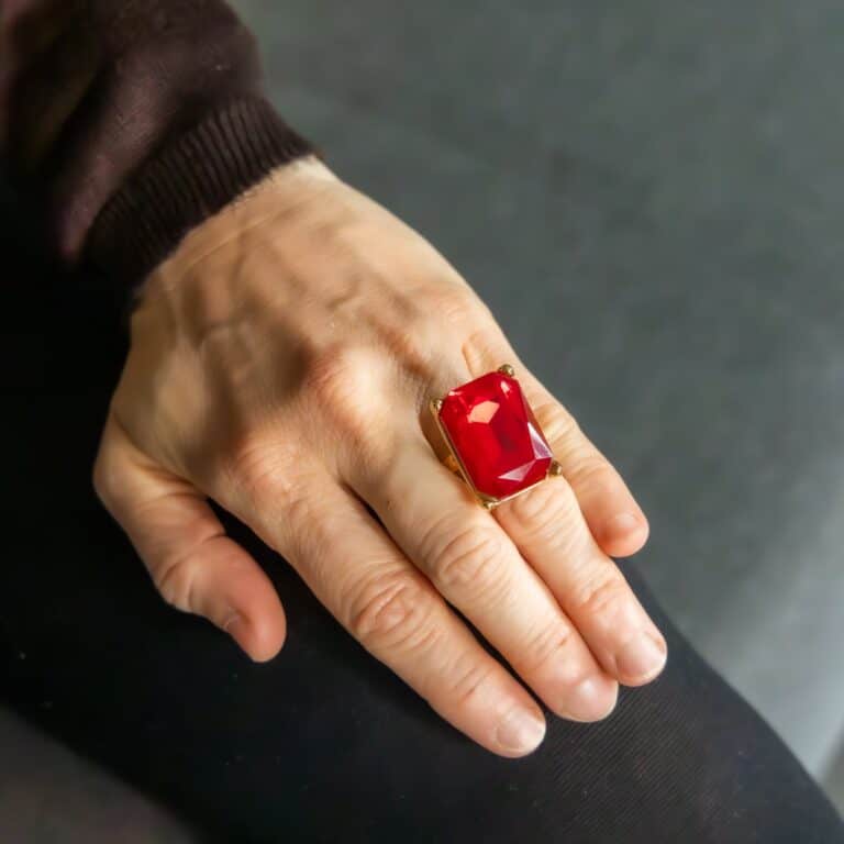 Bague de Femme Métal Doré Ornée avec Zirconium Rouge