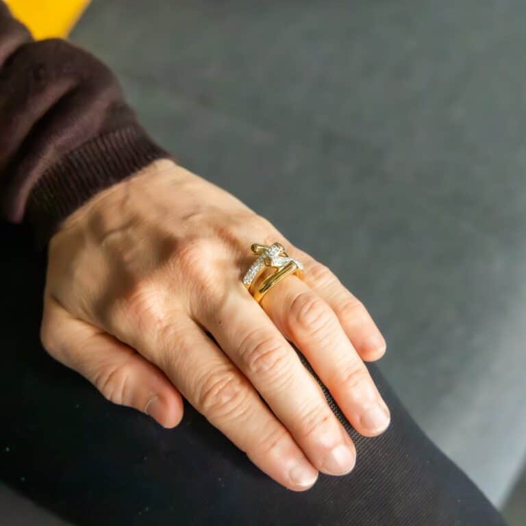 Elégante Bague Femme Métal Doré Ornée avec Zirconium