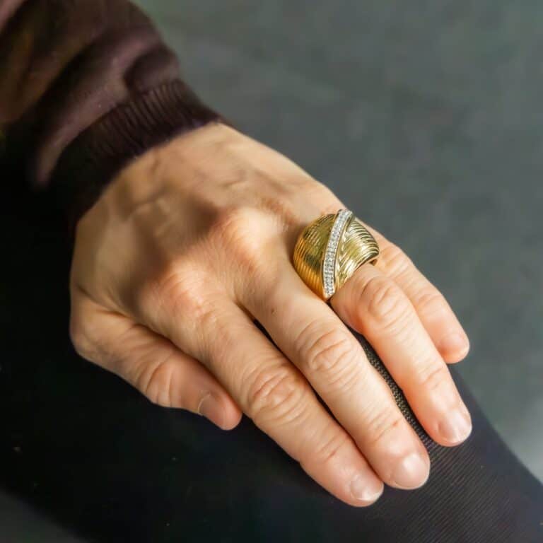 Bague Moderne pour Femme Métal Doré Ornée avec Zirconium