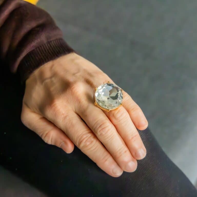 Bague Femme en Métal Doré Ornée avec Zirconium Rond Blanc