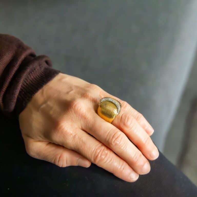 Très Belle Bague Femme Métal Doré Ornée avec Zirconium